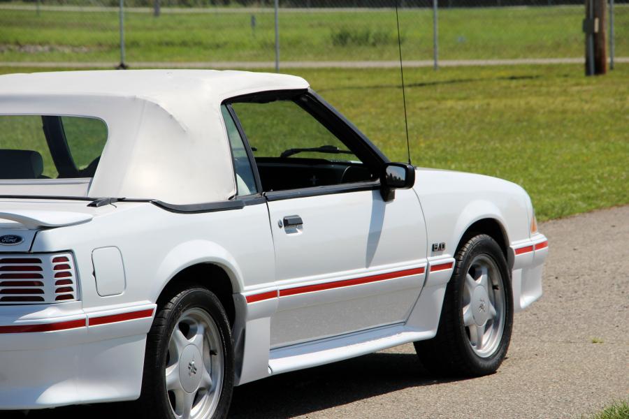 Детали экстерьера Ford Mustang Convertible 25th Anniversary Edition 1990 года  (фото 5 из 14)